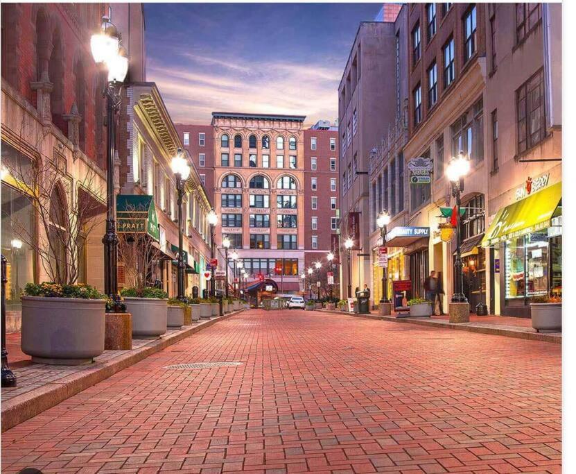 Apartamento Hartford Downtown: 2Mins Walk To Xl Center Exterior foto